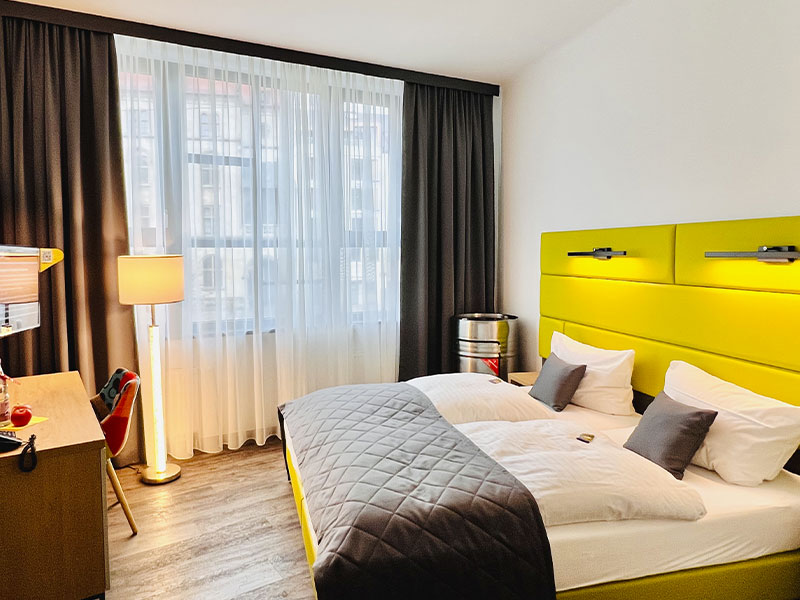 Impression aus der Bar und Lounge des artHOTEL Magdeburg