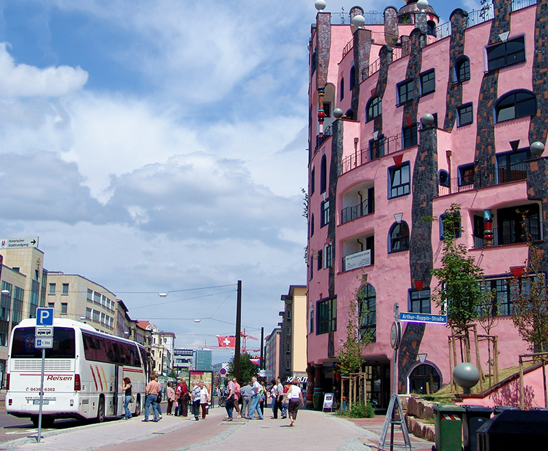 Begrünte Fassade der Grünen Zitadelle mit dem artHOTEL Magdeburg
