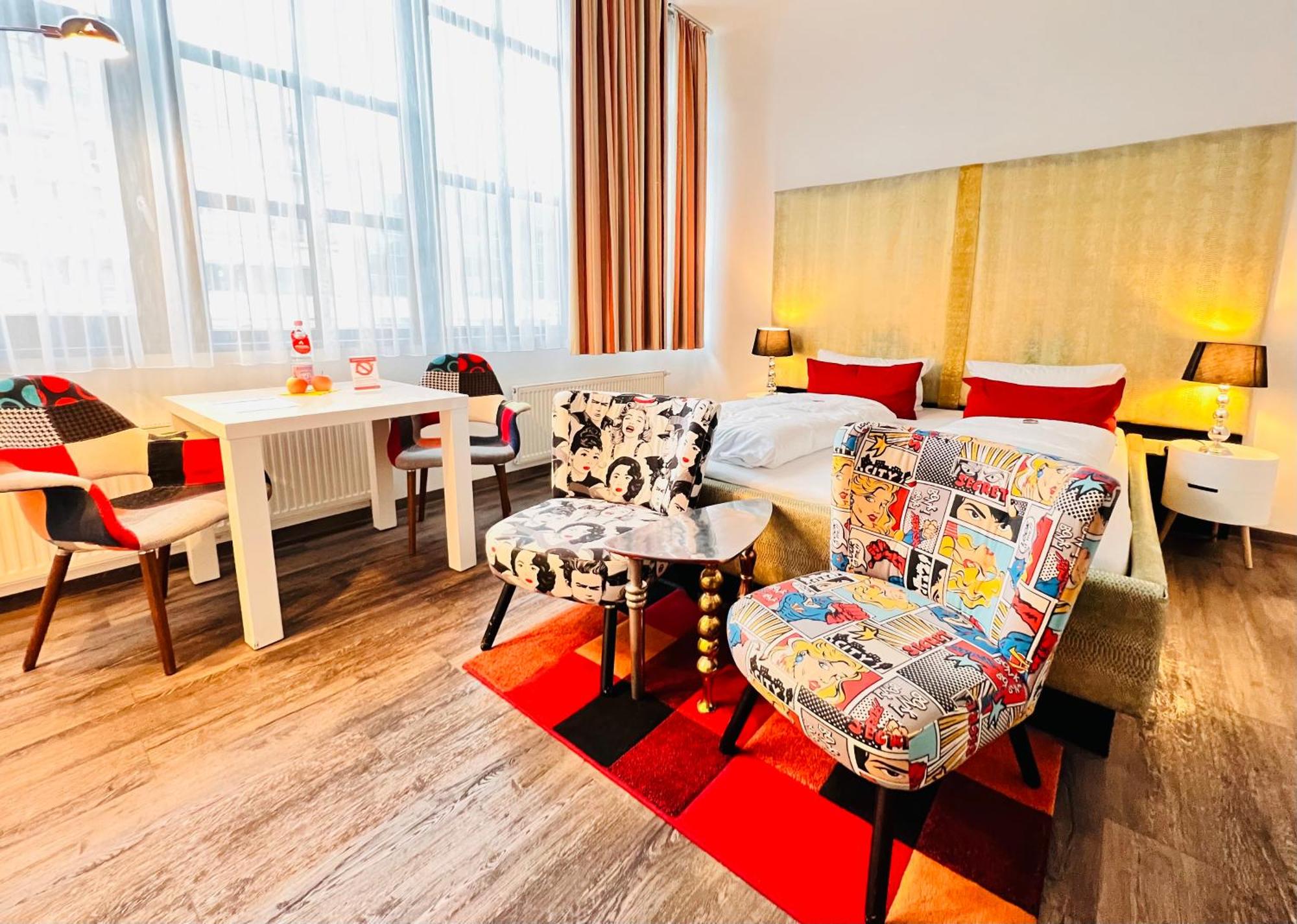 Helles Doppelzimmer im artHOTEL mit farbenfrohen Sesseln