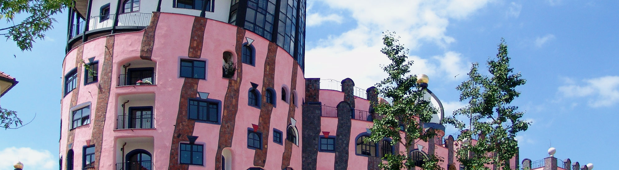 Fachadas rosas. Cúpulas doradas.